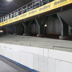 Une tribune vide dans le secteur debout d'une patinoire