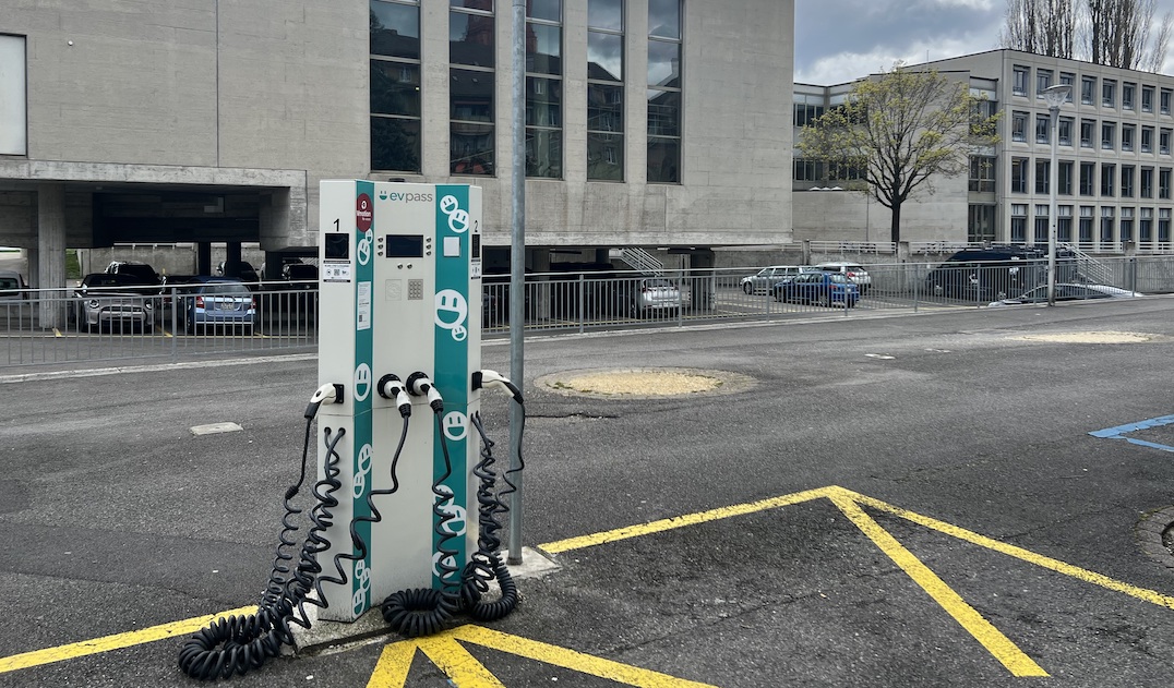Bornes de recharge à Neuchâtel : quelles difficultés ?