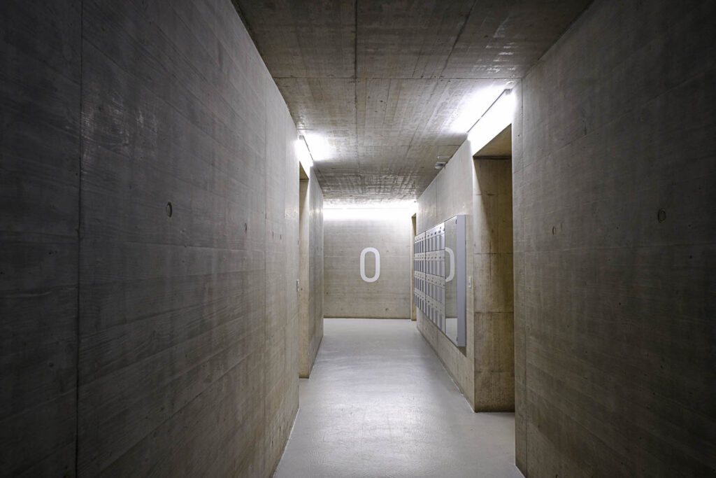 Pour certains locataires, l’omniprésence du béton évoque une prison, tandis que d’autres apprécient cette esthétique dépouillée. (Lausanne, 26 juillet 2024) 