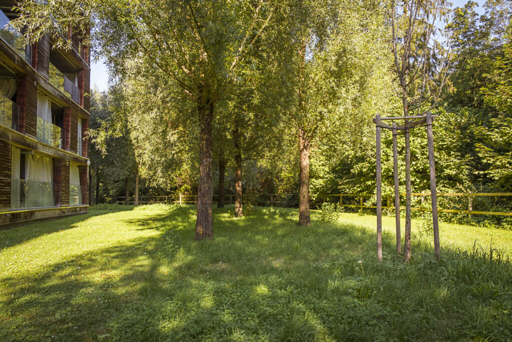 Installés au bord de la Vuachère, deux immeubles à l’architecture moderne ont remplacé quatre villas individuelles. (Lausanne, 26 juillet 2024)