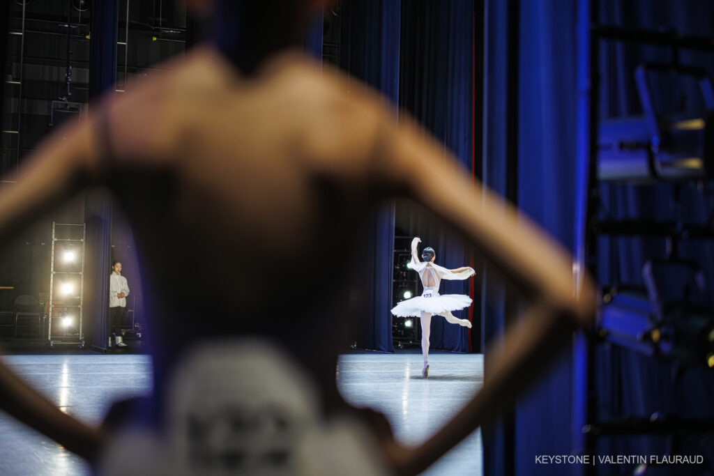 Danseuse entre les bras d'une autre