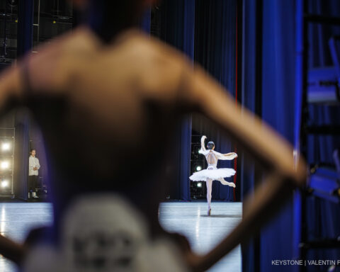 Danseuse entre les bras d'une autre
