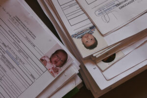 Des documents d'enfants en attente d'adoption sont présentés au Conseil national de l'adoption à Guatemala City, mercredi 30 janvier 2008. Le Conseil a été mis en place pour créer un registre de toutes les adoptions en cours en vertu d'une loi entrée en vigueur cette année. Cette loi est censée assainir le secteur de l'adoption au Guatemala, qui est entaché d'irrégularités et géré par des notaires. Si des fraudes sont constatées dans les 2 900 dossiers américains, le conseil décidera en dernier ressort du sort des bébés. (AP Photo/Moises Castillo)