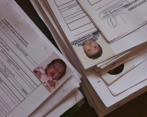 Des documents d'enfants en attente d'adoption sont présentés au Conseil national de l'adoption à Guatemala City, mercredi 30 janvier 2008. Le Conseil a été mis en place pour créer un registre de toutes les adoptions en cours en vertu d'une loi entrée en vigueur cette année. Cette loi est censée assainir le secteur de l'adoption au Guatemala, qui est entaché d'irrégularités et géré par des notaires. Si des fraudes sont constatées dans les 2 900 dossiers américains, le conseil décidera en dernier ressort du sort des bébés. (AP Photo/Moises Castillo)