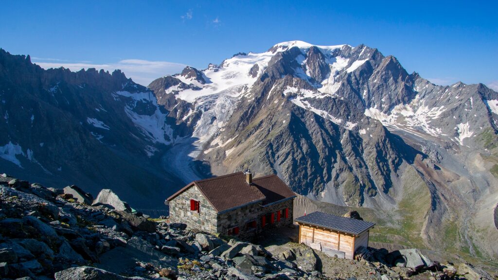 Vue sur la cabane du Valsorey avec au loin les trois glaciers du Métin, Sonadon et Valsorey