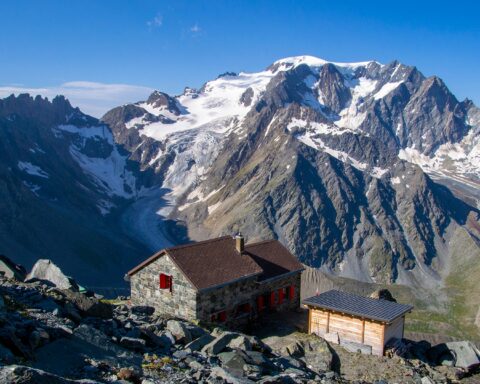 Vue sur la cabane du Valsorey avec au loin les trois glaciers du Métin, Sonadon et Valsorey