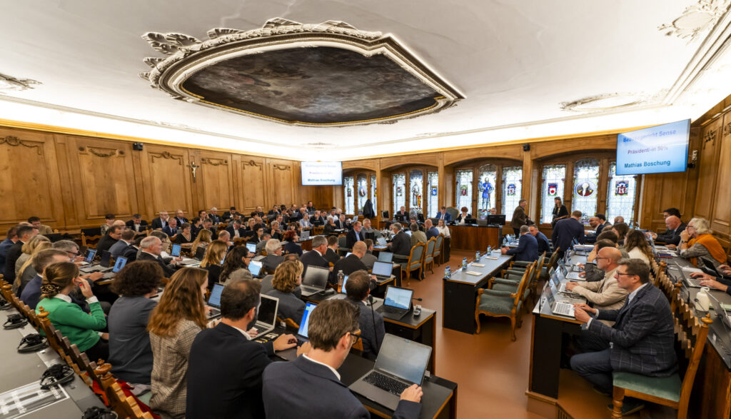 Des hommes et des femmes discutent dans une grande salle