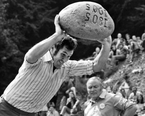 La Pierre d'Unspunnen est lancée depuis 1805 lors de fêtes de lutte. Mais depuis 1984, c'est avec une réplique que les athlètes se mesurent à cette discipline tradtionnelle suisse. (Photo : KEYSTONE-ATS)