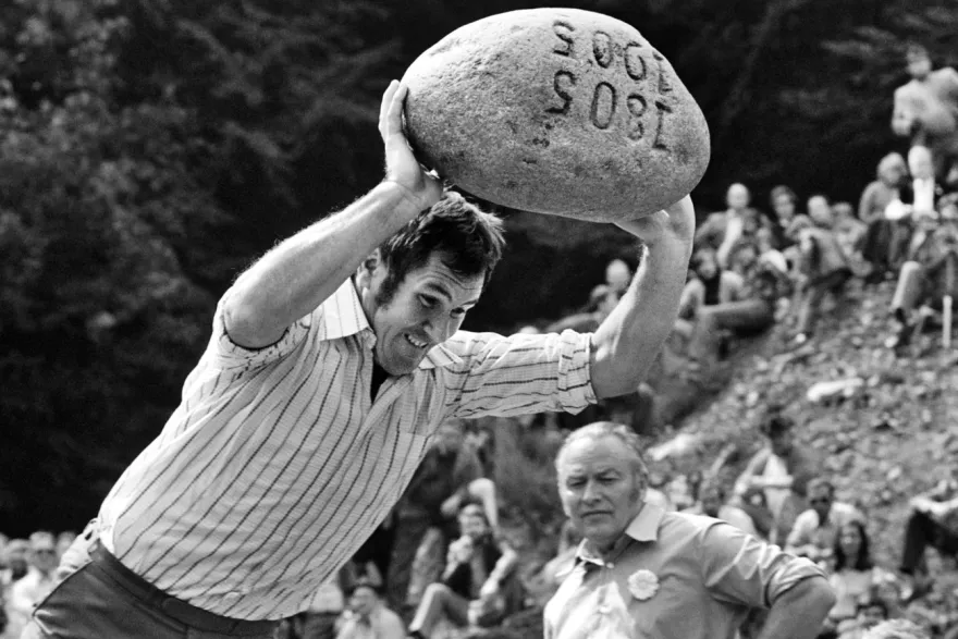 La Pierre d'Unspunnen est lancée depuis 1805 lors de fêtes de lutte. Mais depuis 1984, c'est avec une réplique que les athlètes se mesurent à cette discipline tradtionnelle suisse. (Photo : KEYSTONE-ATS)