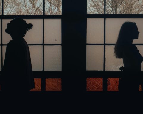 Deux personnes se tournent le dos. Photo d'illustration. (Crédits : Dilara Kılınç).