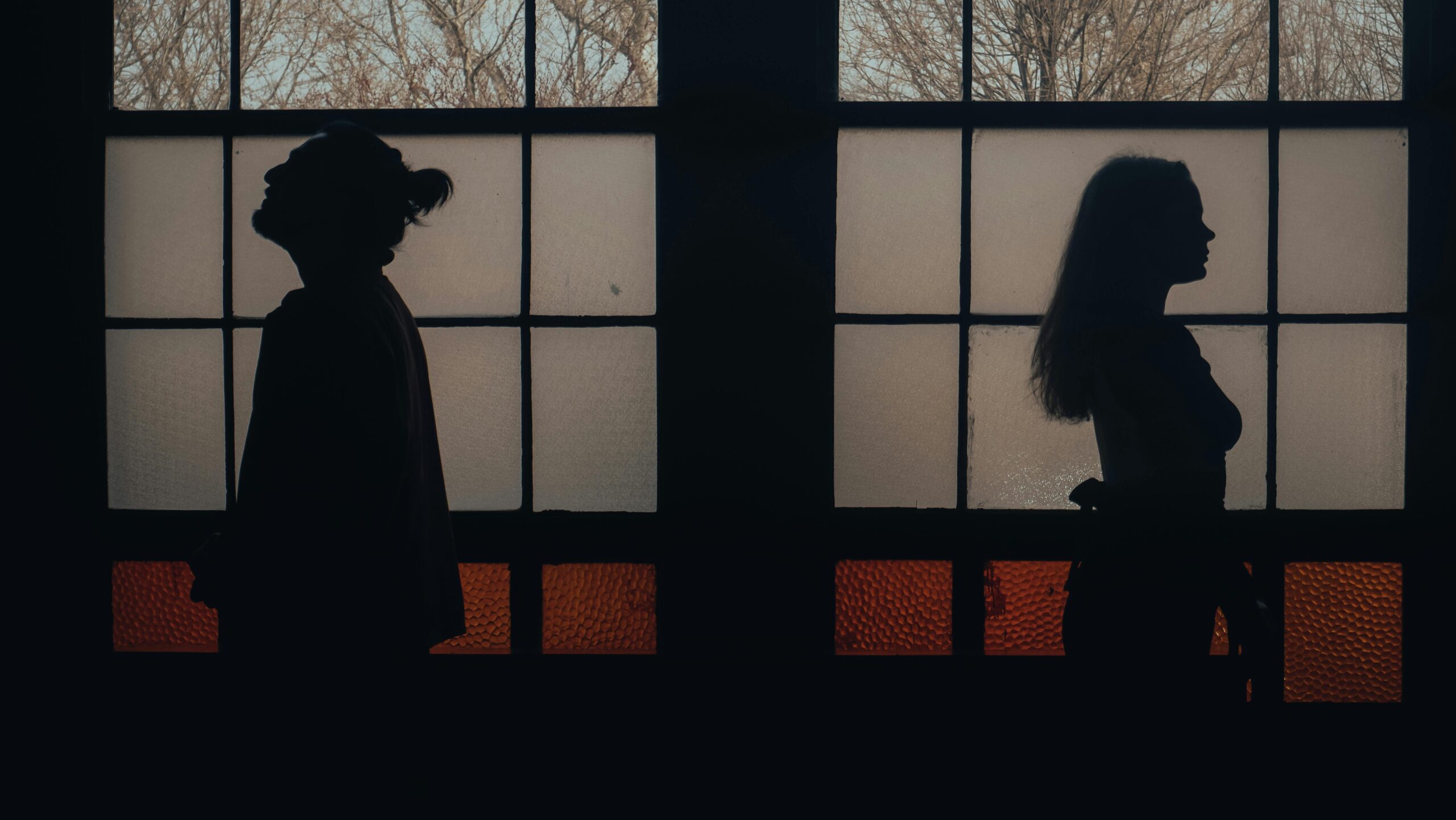 Deux personnes se tournent le dos. Photo d'illustration. (Crédits : Dilara Kılınç).